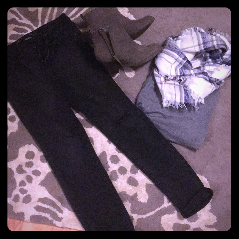 American Eagle Black ripped skinny jeans!